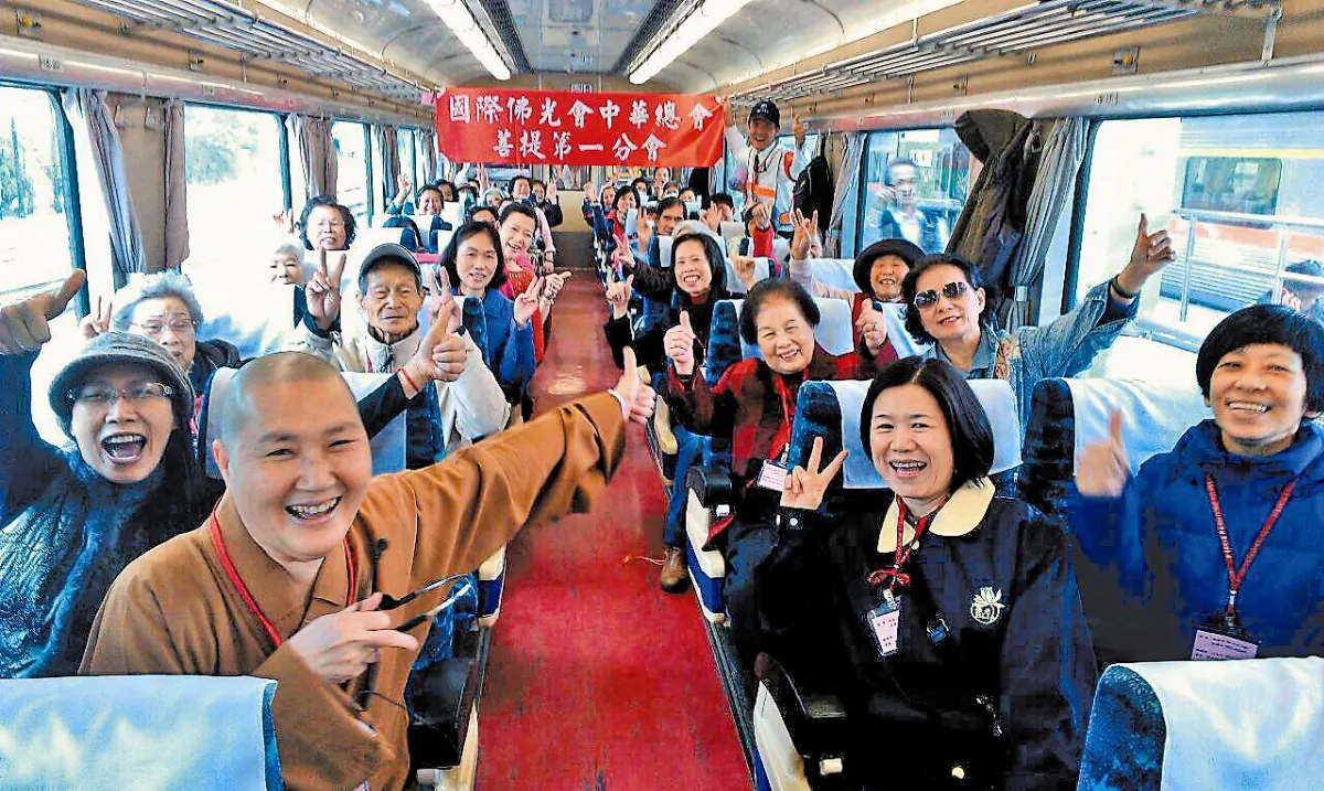 台東佛光人 搭專列火車赴會