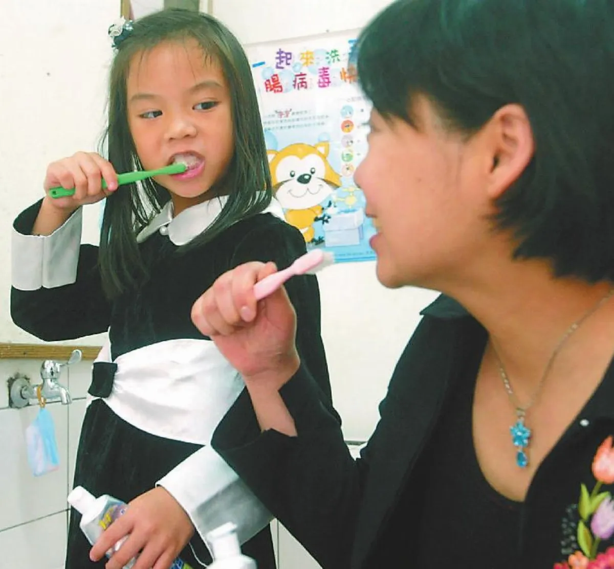 爸媽蛀牙 會傳染給小孩