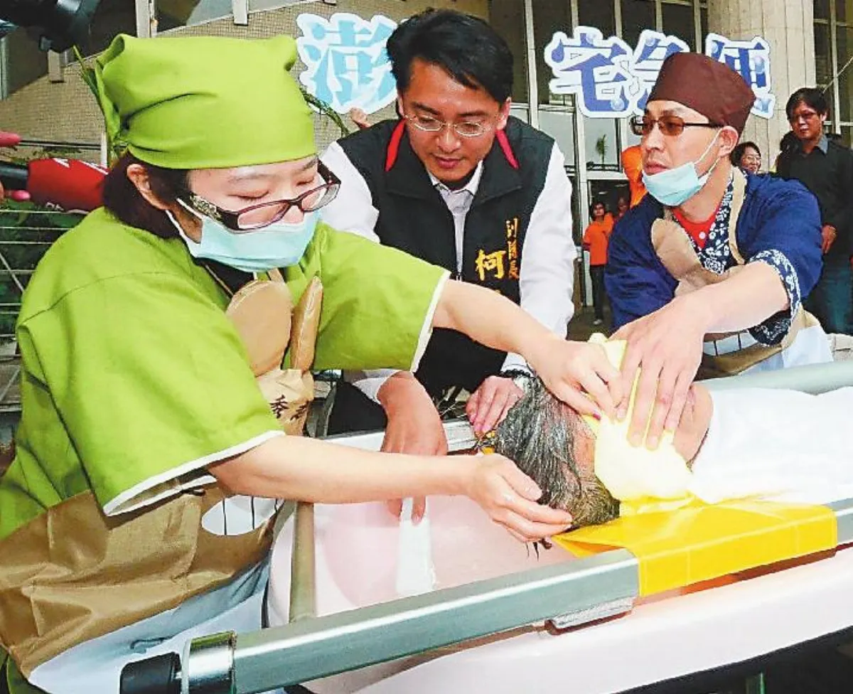 沐浴車幫失能老人洗澡