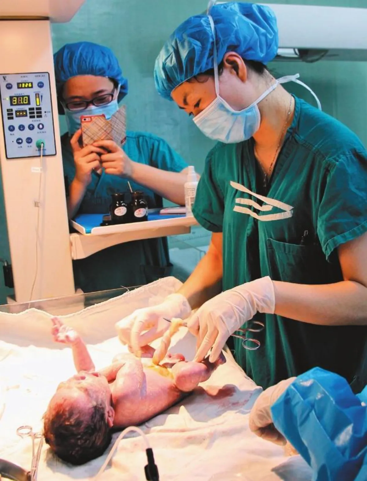 手術難度世界罕見 子宮鴨蛋大地震女孩產子
