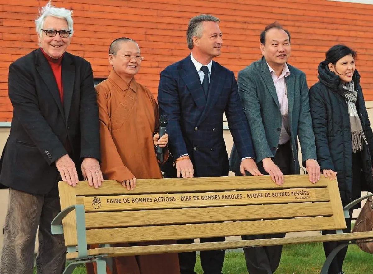 法華禪寺捐贈公園三好長椅