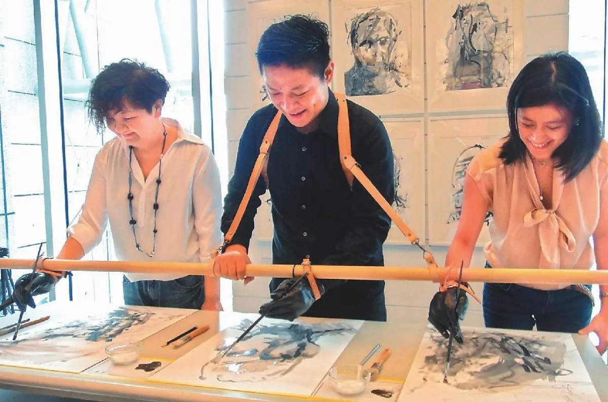 手借給畫家 身不由己集體創作