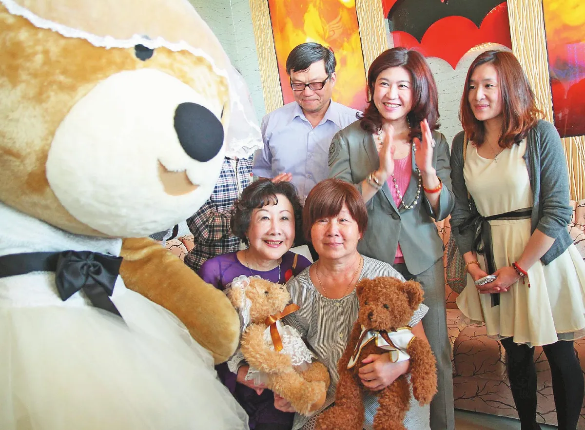 罹癌保母圓夢 婚紗泰迪熊幫忙