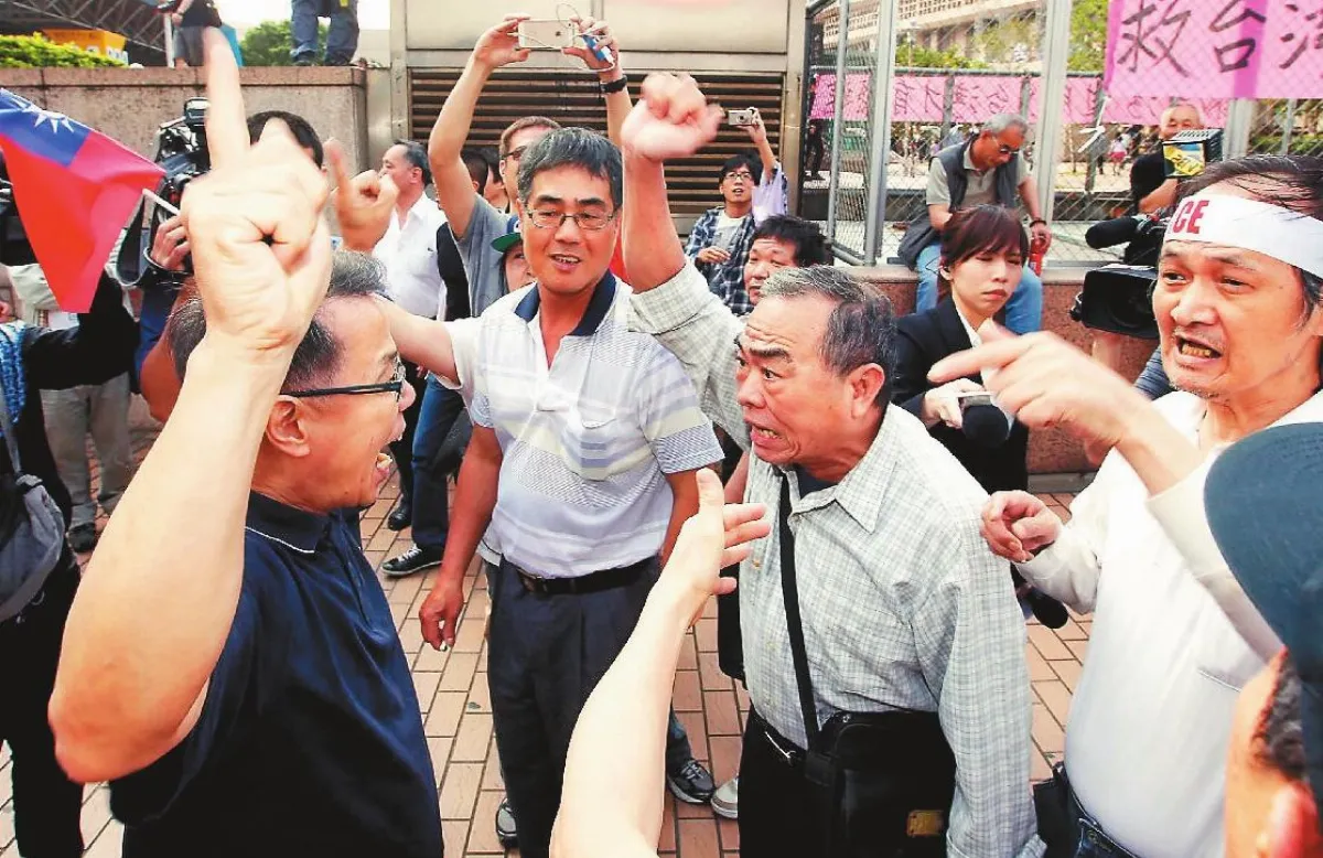 還我國會 白衫隔街嗆黑衫