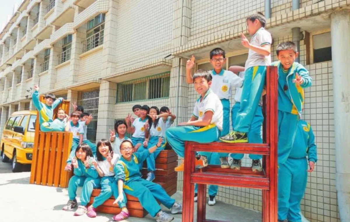 2米高大椅子 等待變有趣