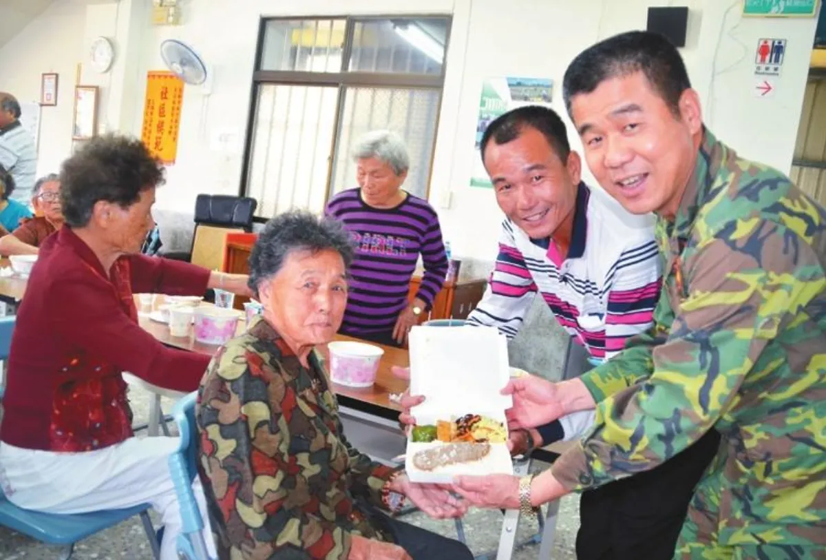 國軍送便當 獨老揪感心