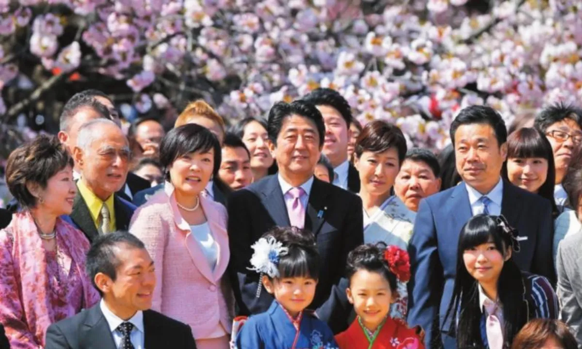 安倍邀萬人賞櫻吟詩誇加薪