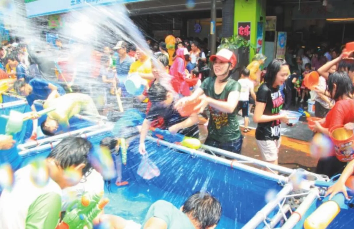 潑水慶新年 外配圓思鄉夢