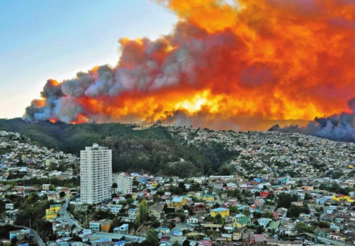 野火吞噬智利世遺港市成災區