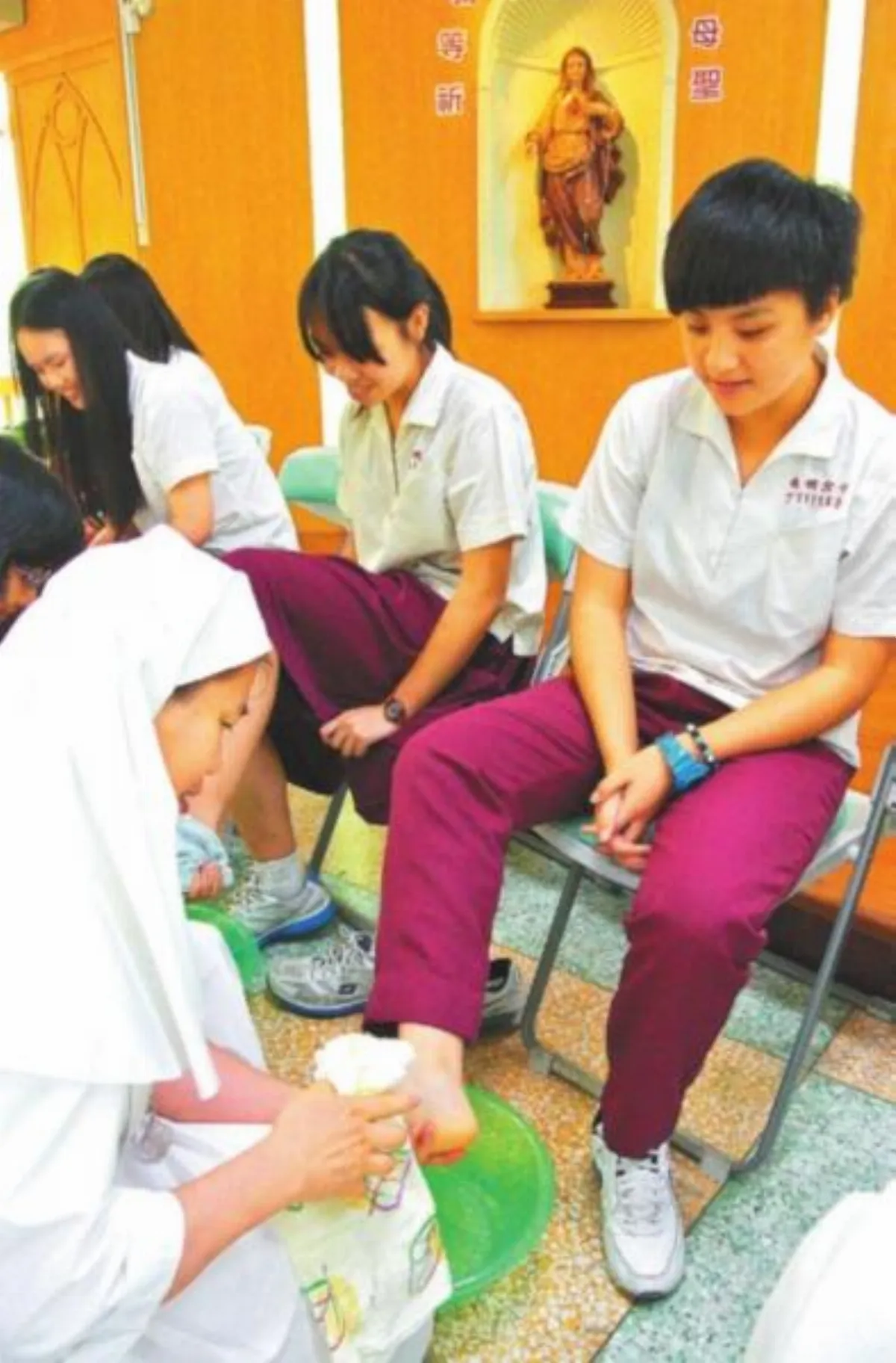 曉明女中洗腳禮 為人服務學謙卑
