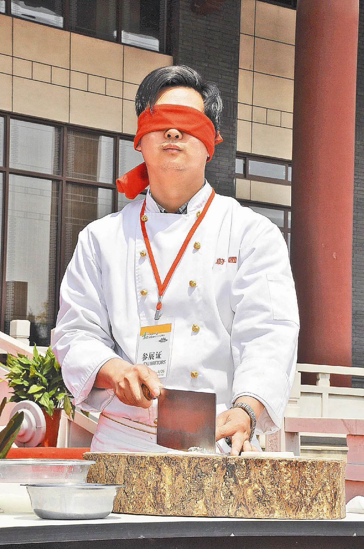 名廚柏翔飛蒙眼 豆腐切如髮絲