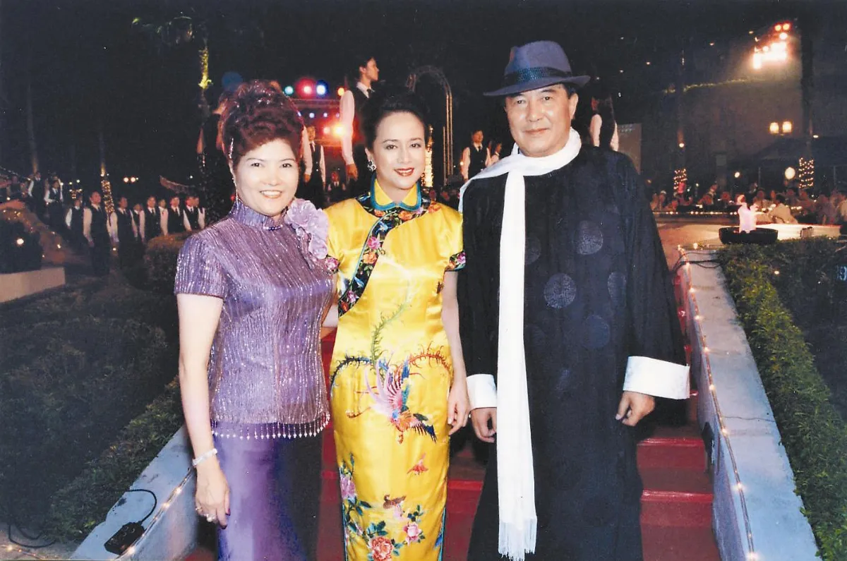 衣 Q｜寶｜典 長者穿著旗袍 神奇地看起來有精神