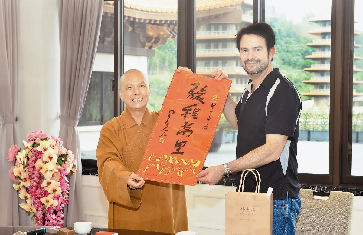 佛法外交 外媒團訪佛館 拓印大師墨寶