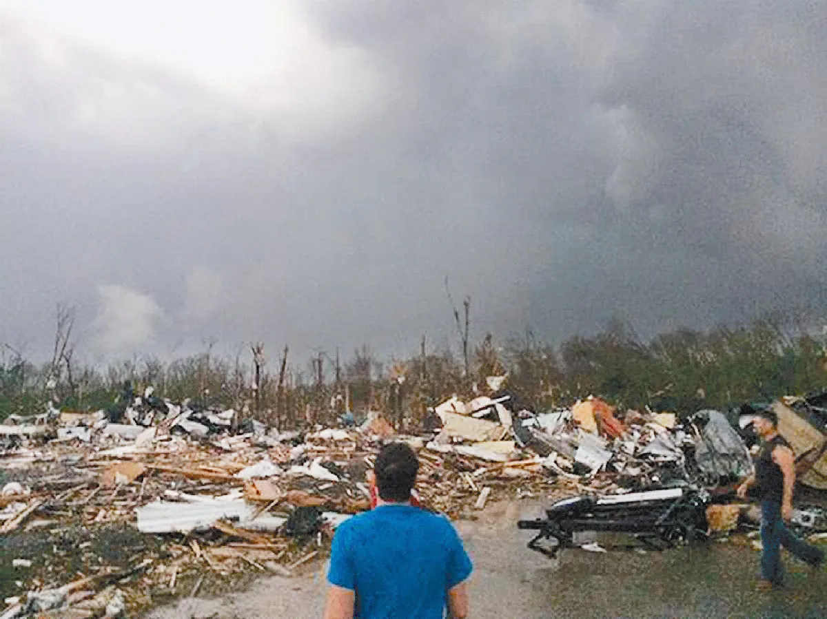 龍捲風狂掃 美小鎮幾被夷平
