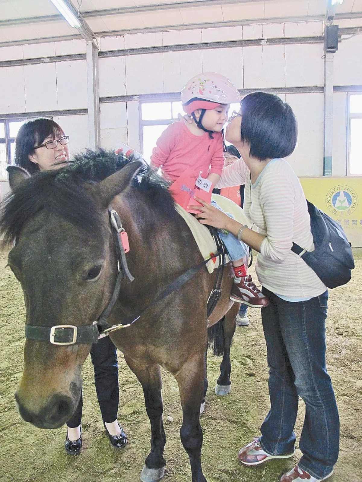 馬術治療 多重障礙兒露笑顏