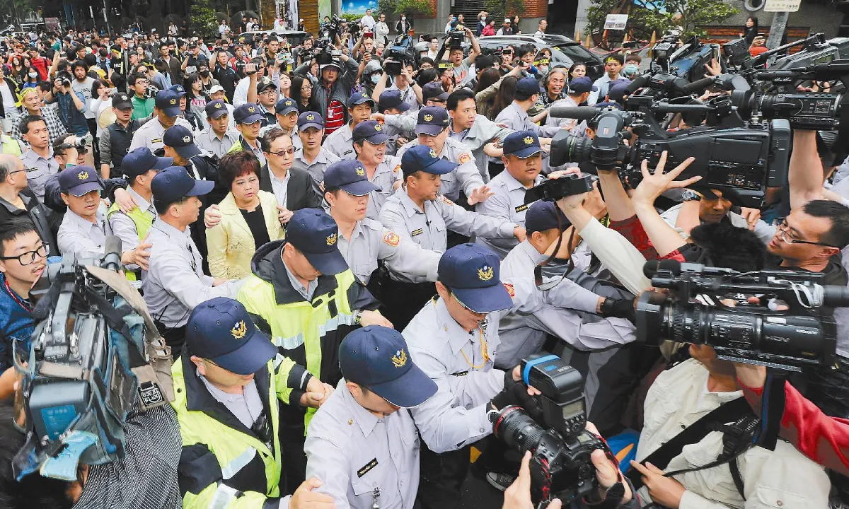 立院又被圍堵 藍綠都不放過