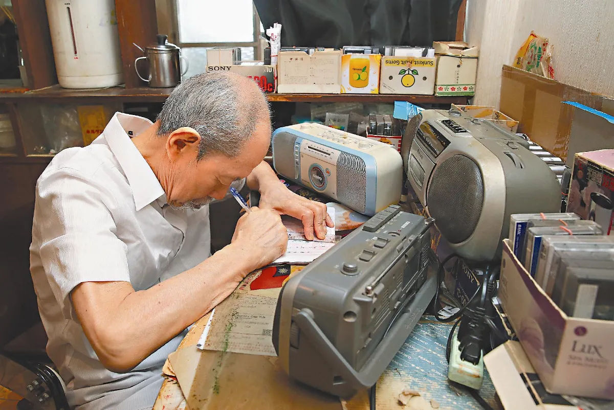 失明34年 盲眼梅遜 寫200萬字