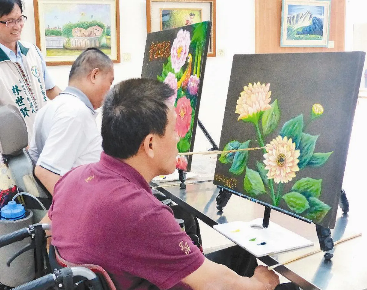 脊傷彩繪人生 開畫展
