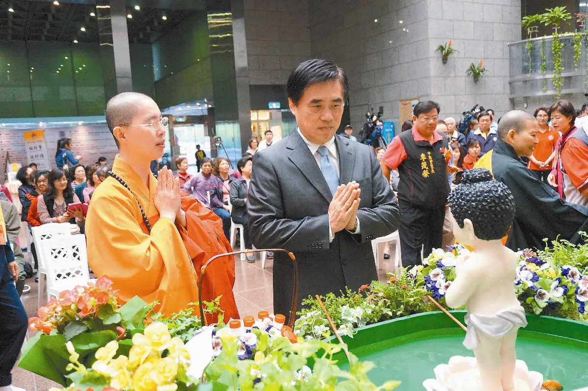 小小悉達多 慶佛誕 北市府首辦浴佛 民眾公僕都歡喜