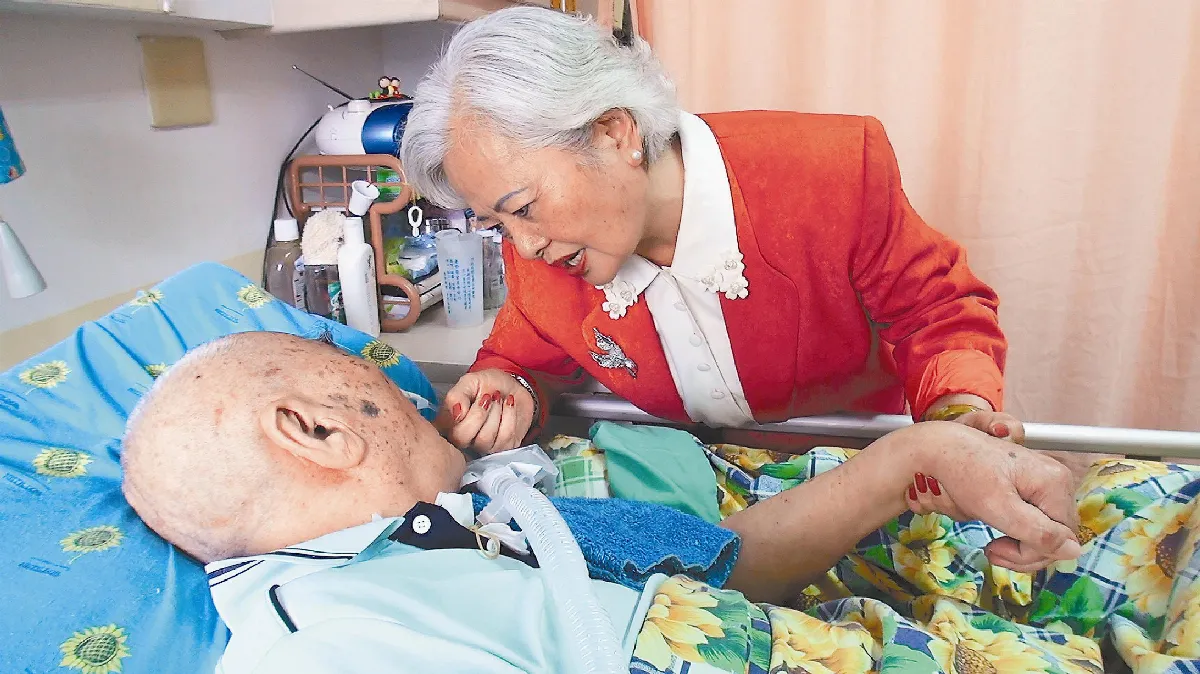 老伴成植物人 7旬嬤病榻前聖歌呼喚