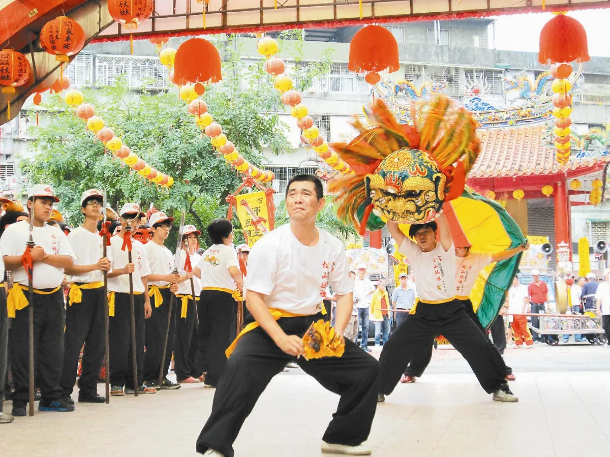 開口獅巡演古廟 傳承原味獅藝