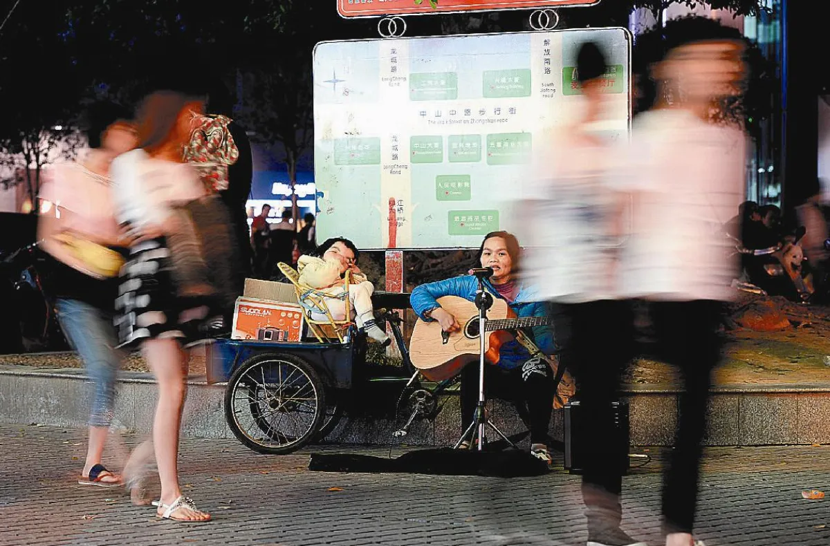 治腦麻女兒 媽媽街頭賣唱