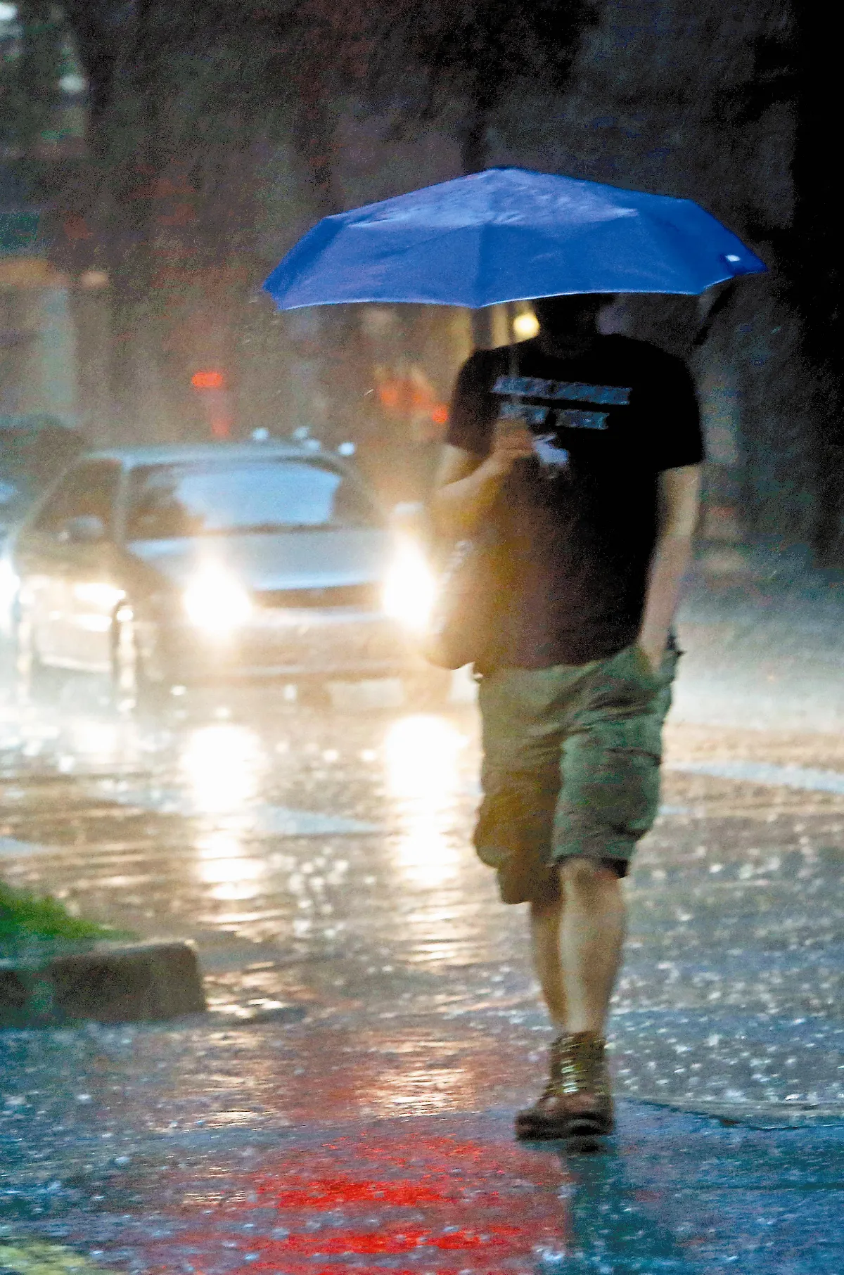 午後大雨 白晝變黑夜