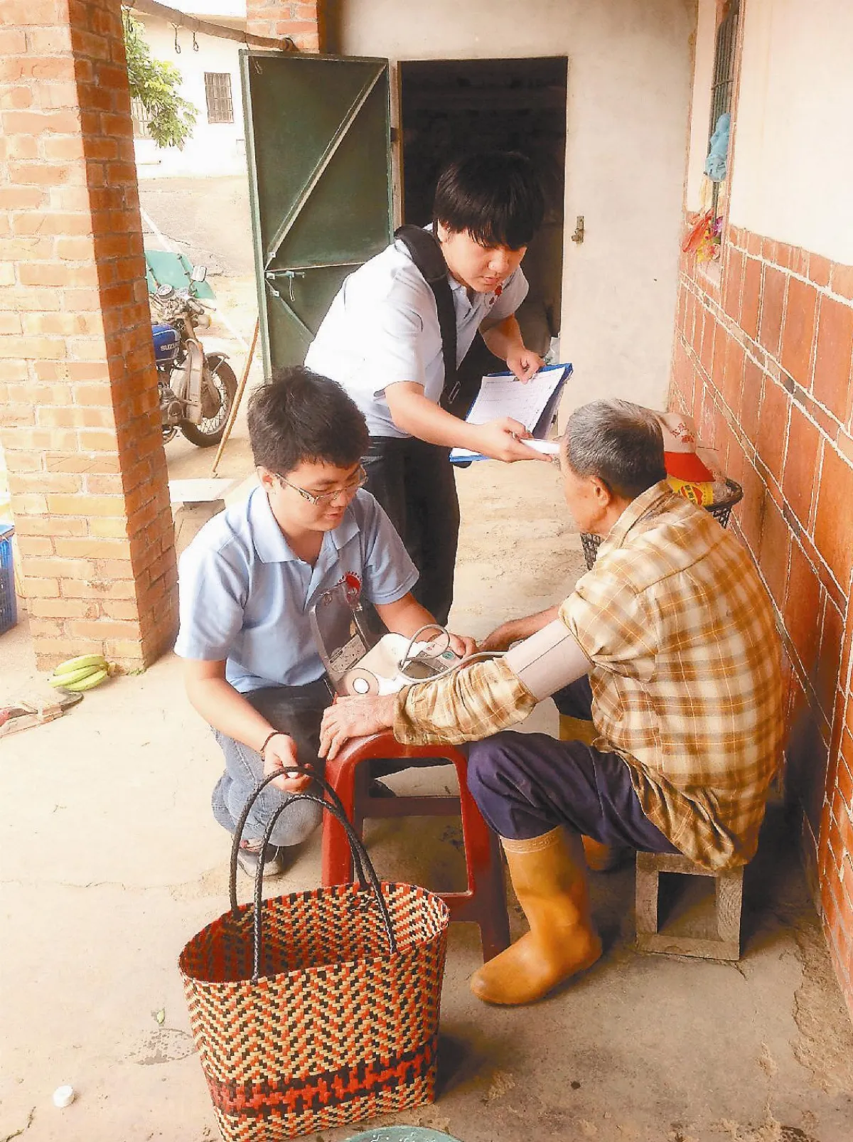 幫90歲老夫妻賣斗笠 嘉藥大學生 服務社區