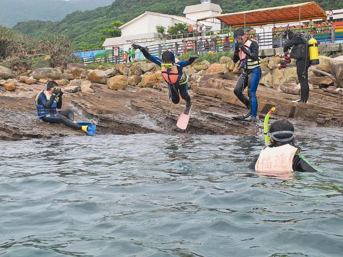 無畏風雨浮潛 福連童復育九孔
