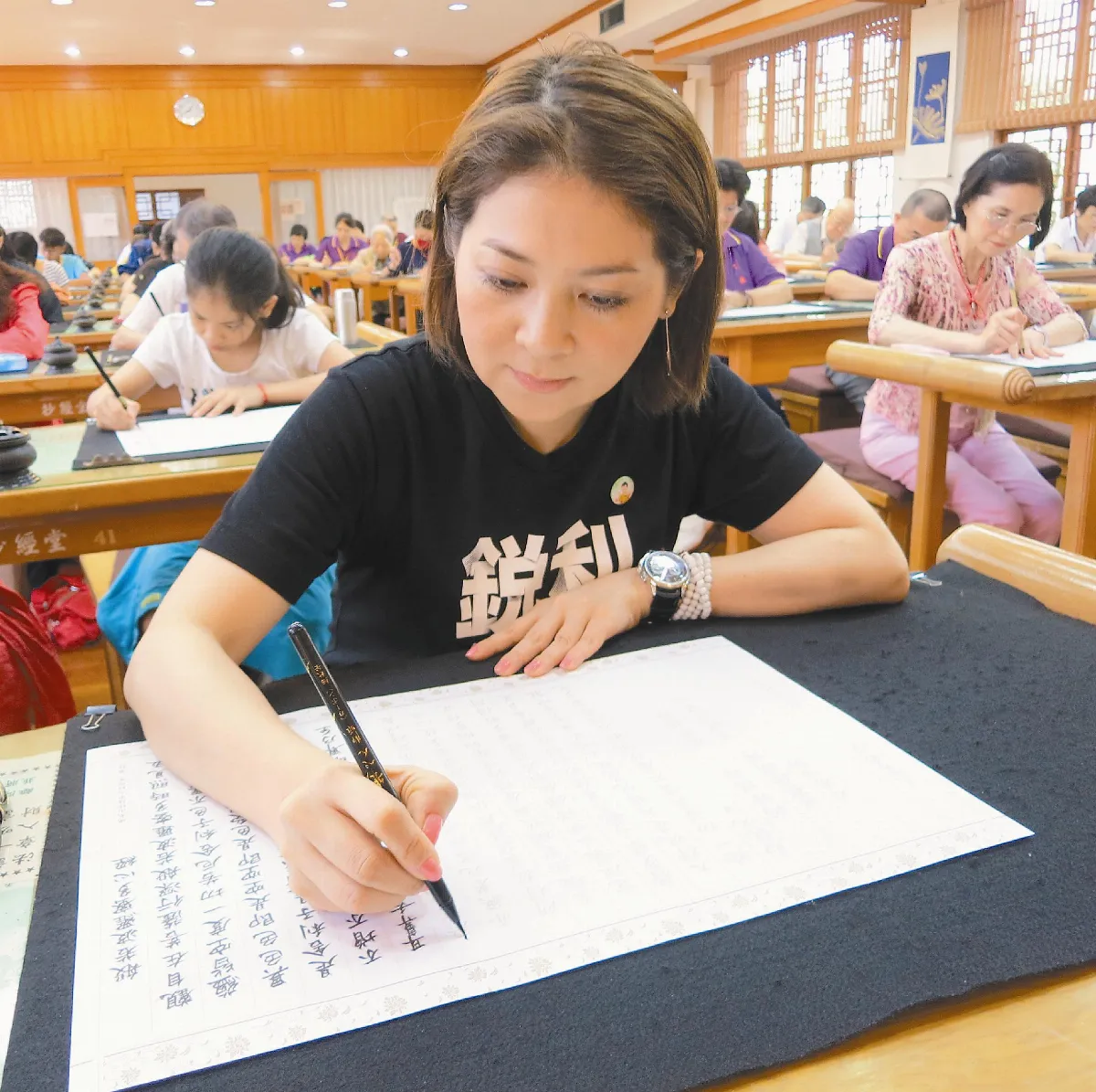 王彩樺抄經 吹起藝人修持風