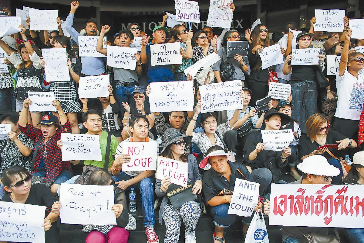 不顧戒嚴 泰數百人示威反政變