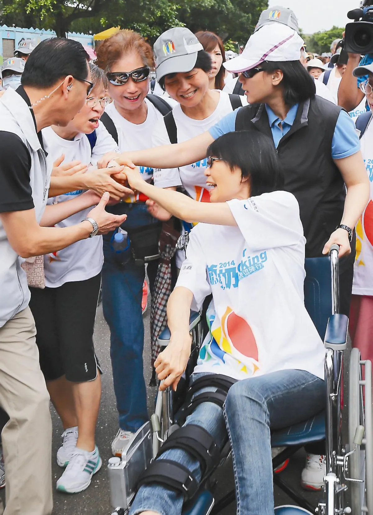 老人健走 周美青輪椅助陣