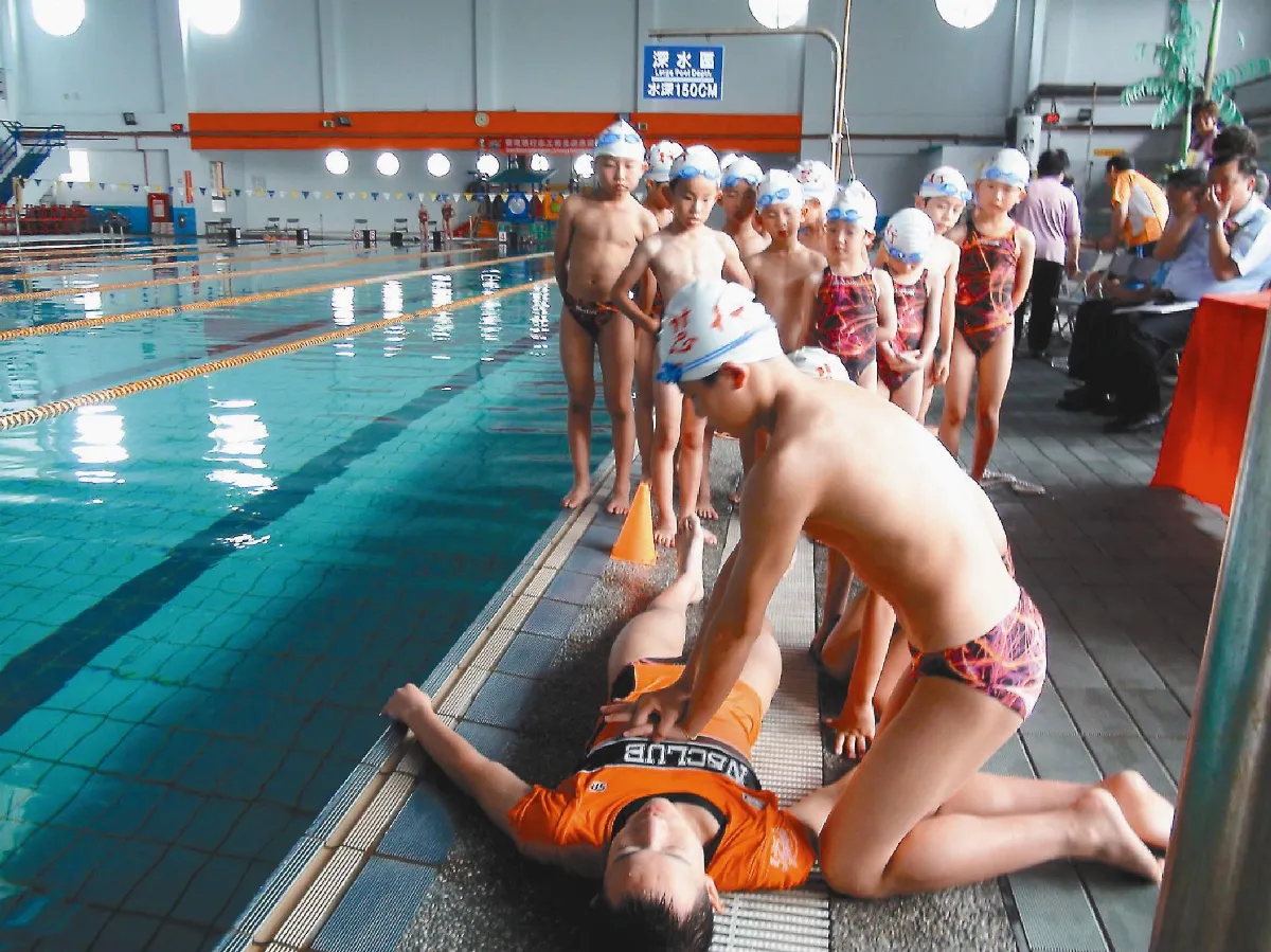 小天使示範救生 過程逼真