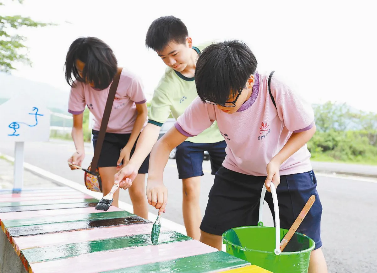 服務八八風災重建區 普中學生 為村民彩繪涼椅