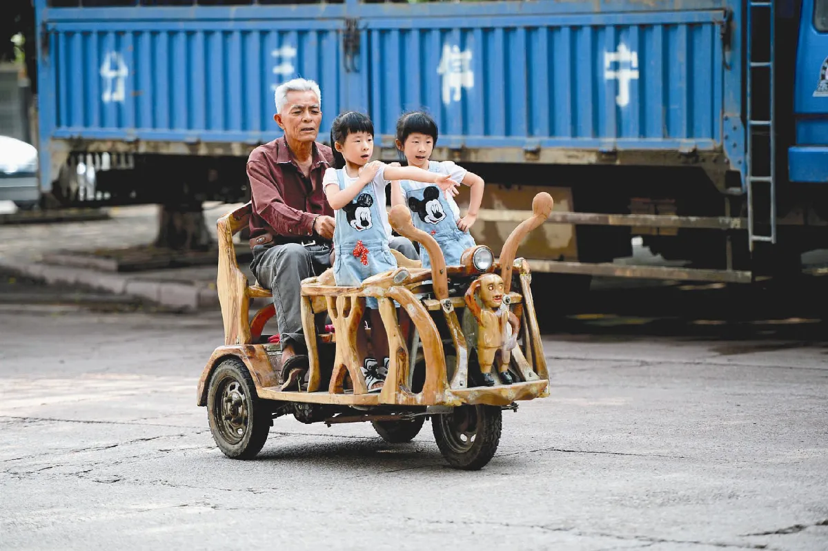 手造三輪車 接送孫女