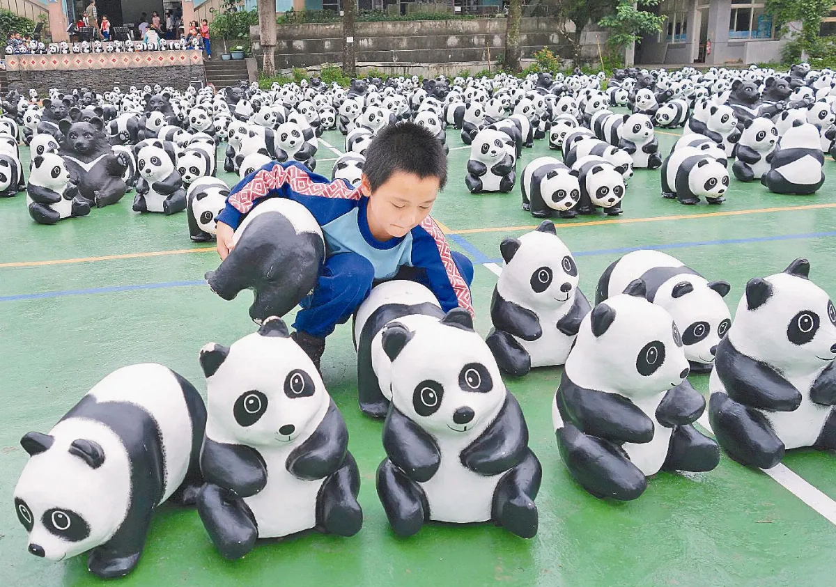紙貓熊下鄉 學童樂合影