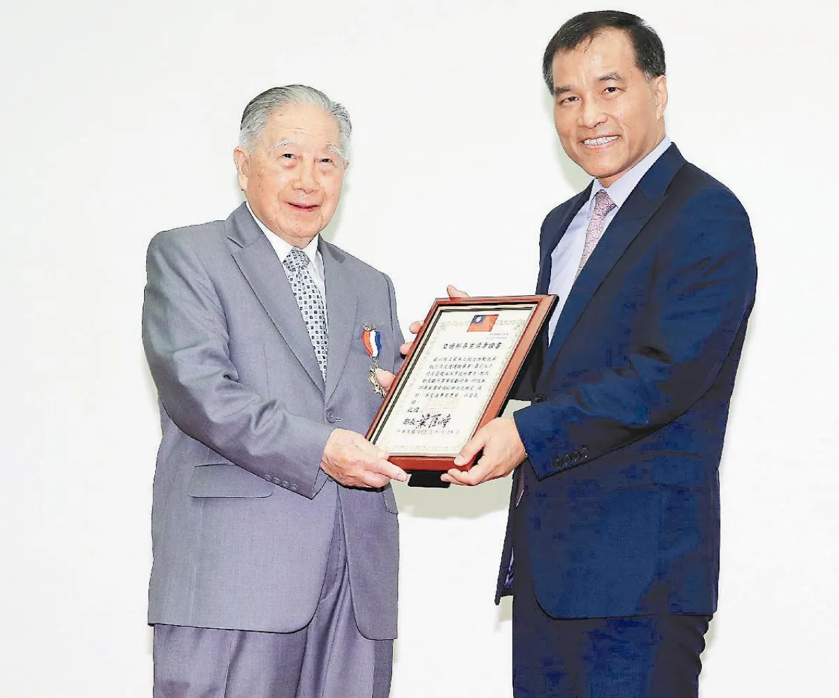 民航史上第1人 101歲陳文寬 獲交部頒贈一等獎