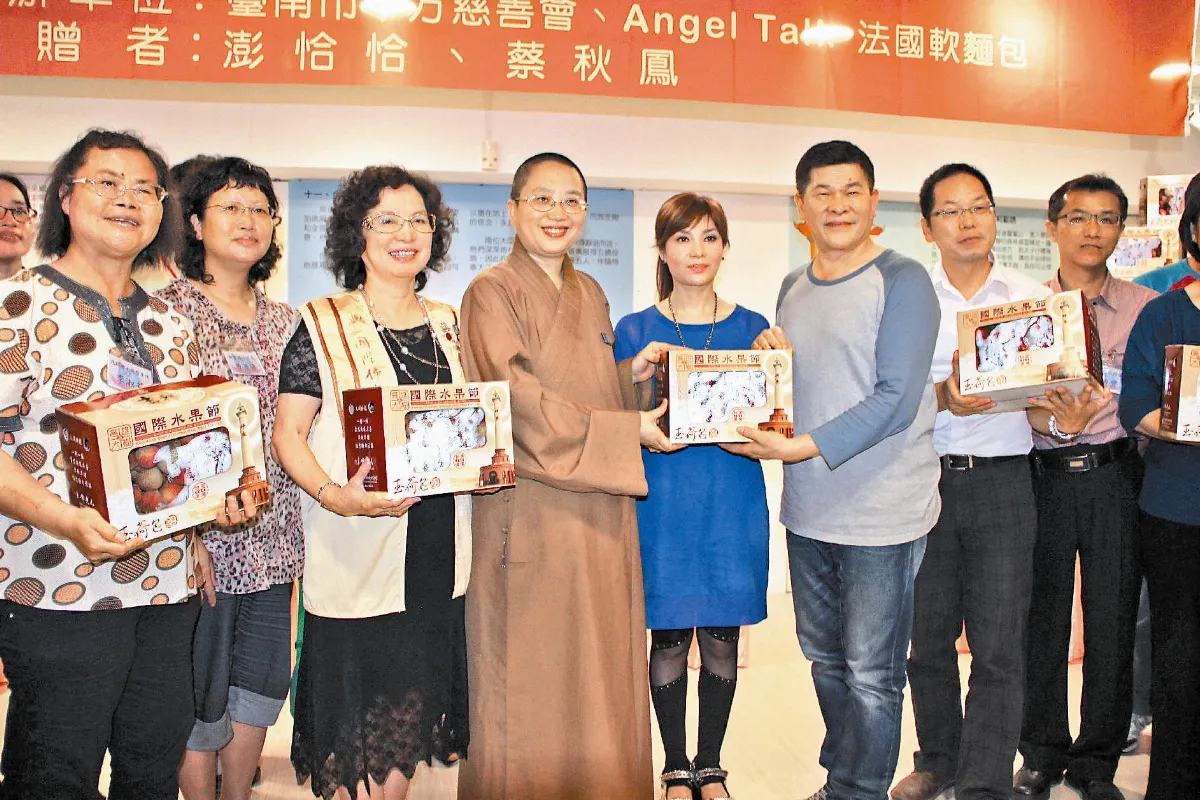 澎恰恰、蔡秋鳳 4百箱荔枝贈偏鄉