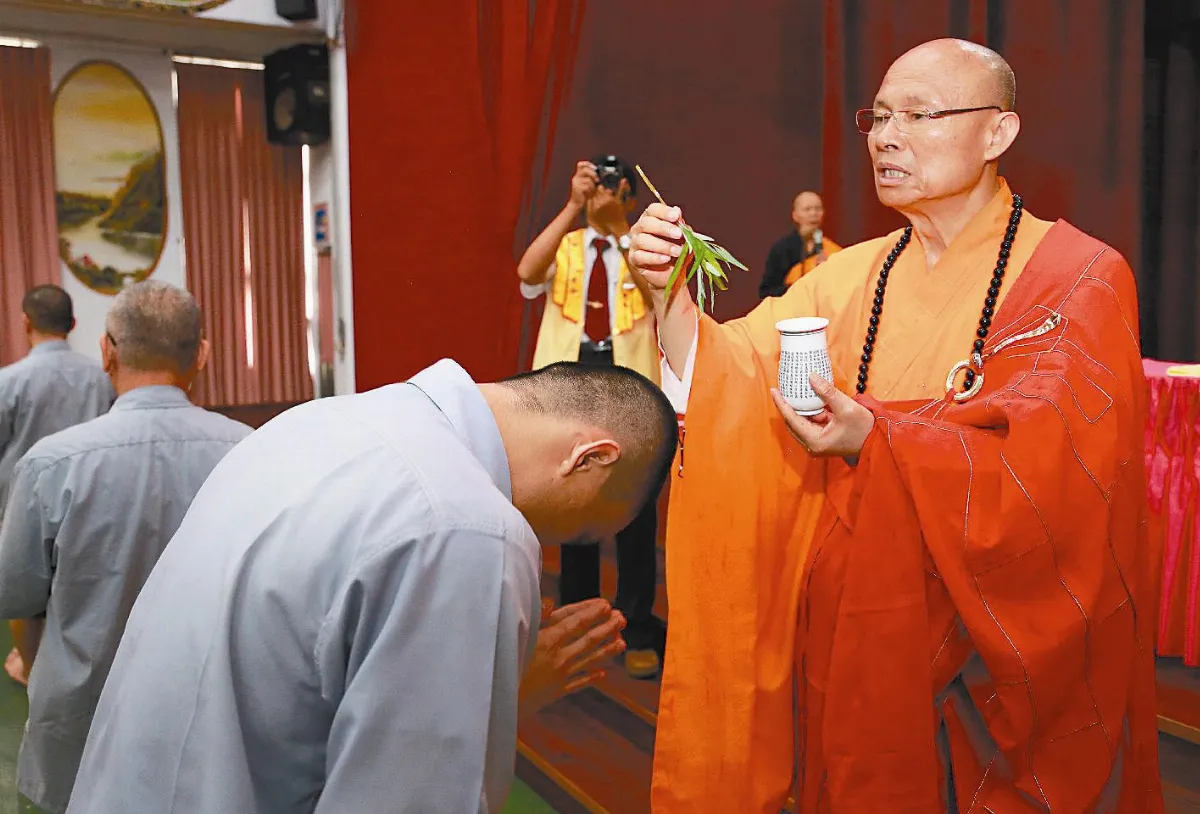 高監佛堂灑淨 近百收容人皈依