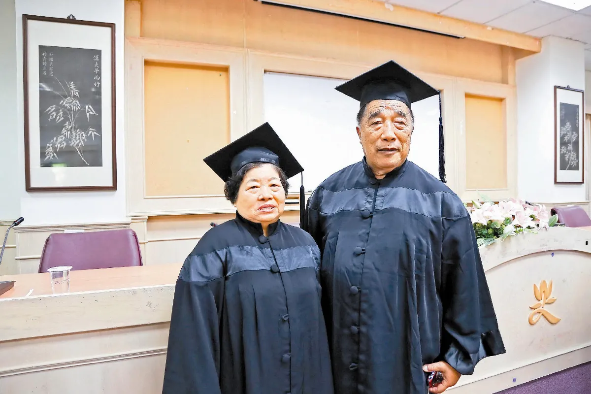 七旬夫妻樂齡學習 在南華圓夢