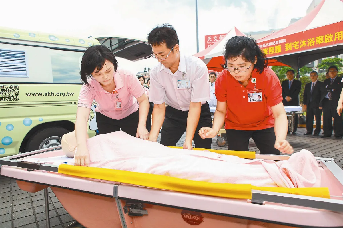 新光啟動到宅沐浴 失能長者快樂洗澡