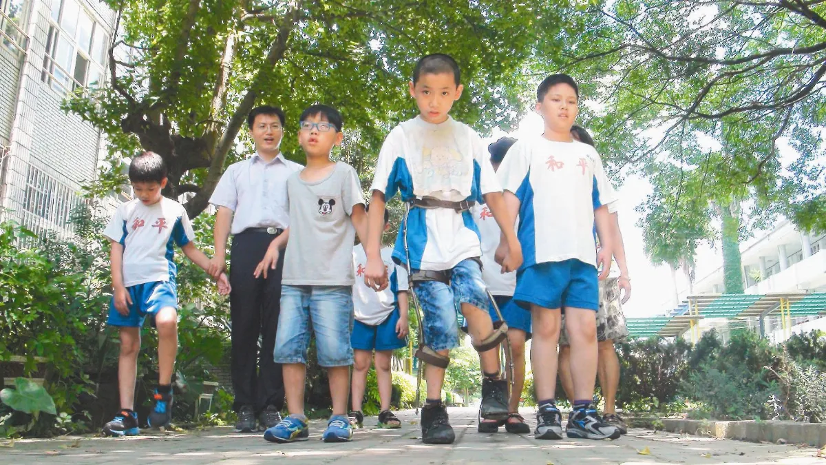 腦麻生 11歲踏第1步