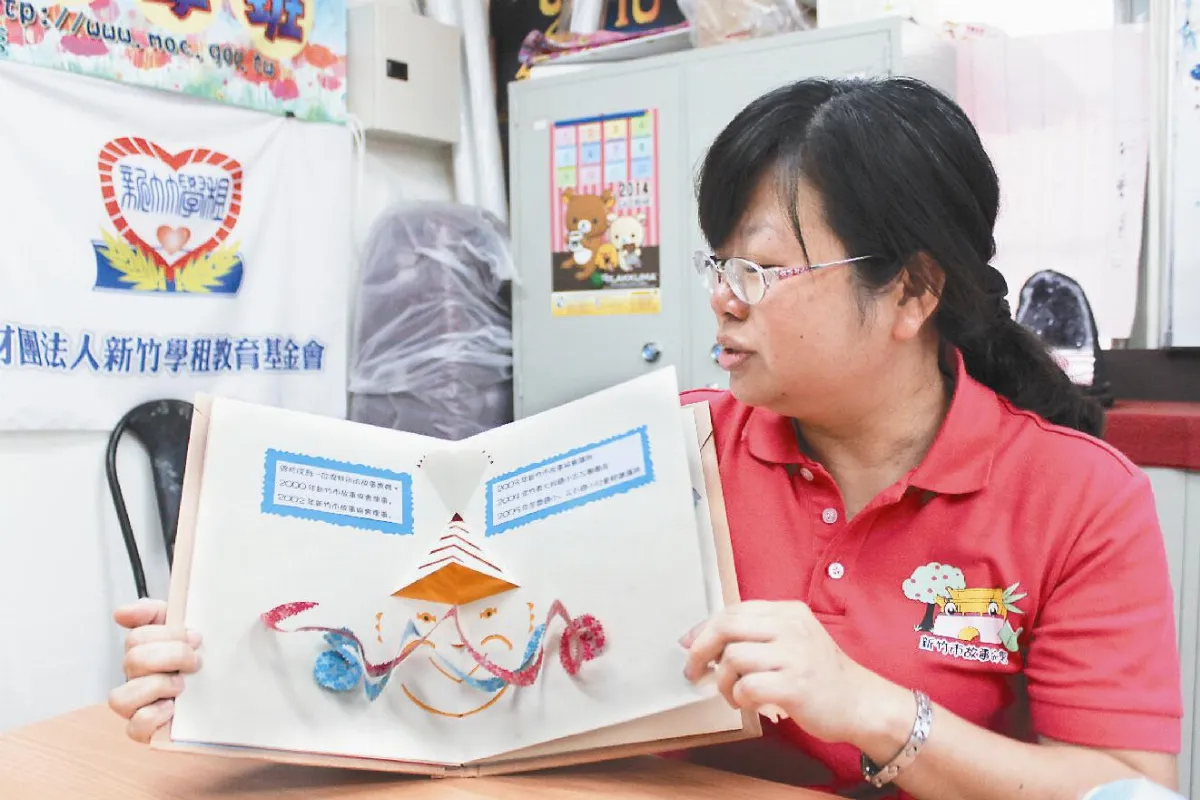家庭主婦說故事 感動百校學生