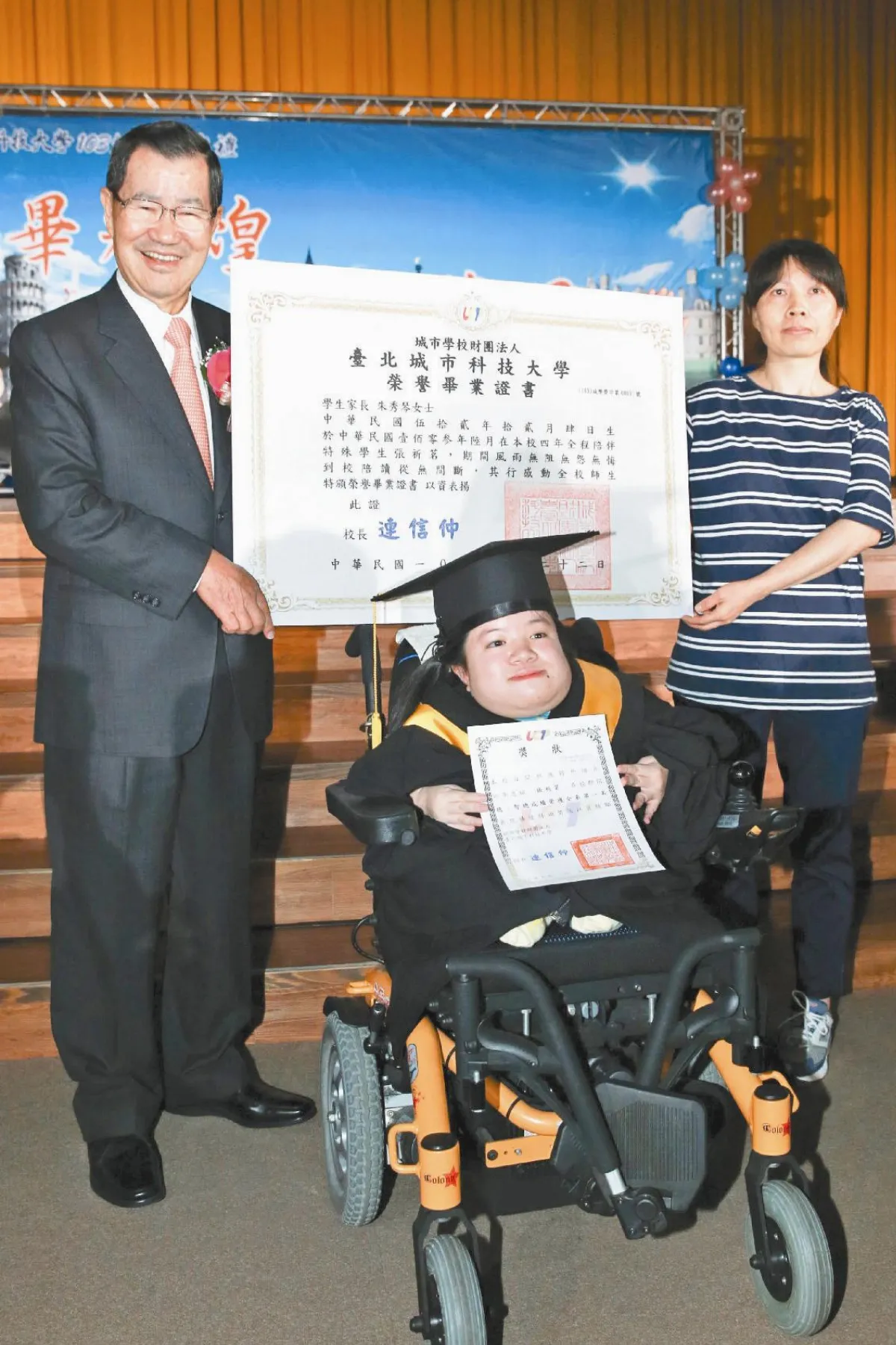 玻璃娃娃由母伴讀 攜手畢業