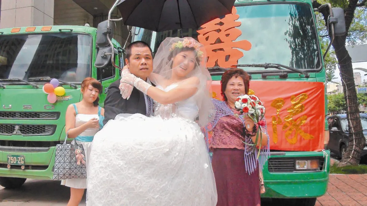 砂石車迎娶美嬌娘 陣仗大