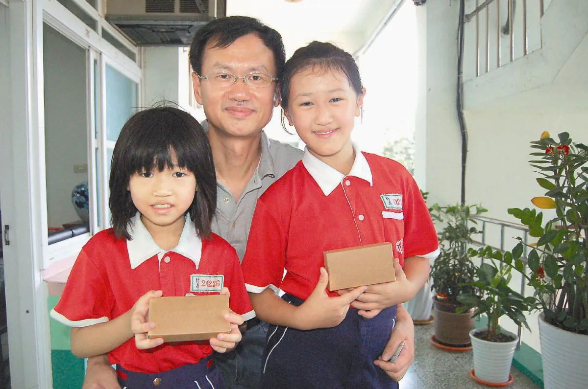 珍奇紙幣滿地 小姐妹拾金不昧