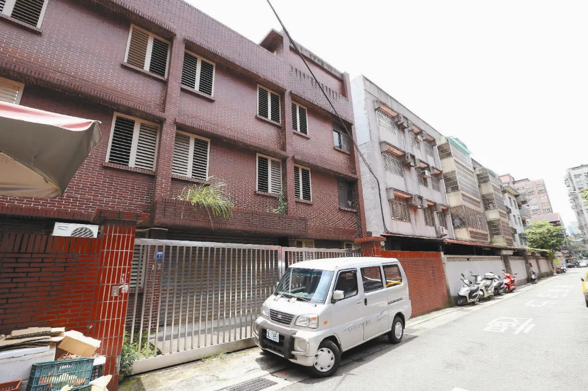 逆向搶地