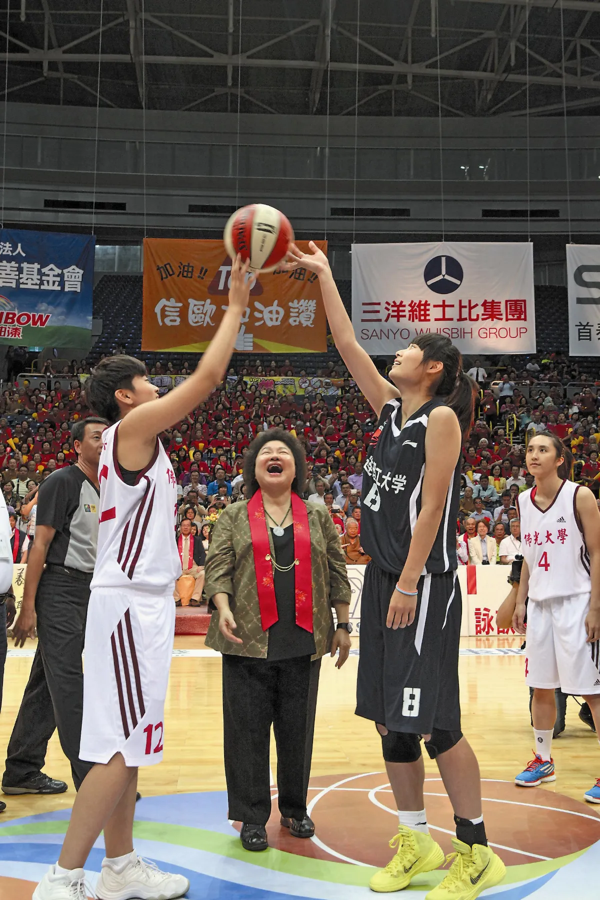 花媽開球 沸騰高雄巨蛋