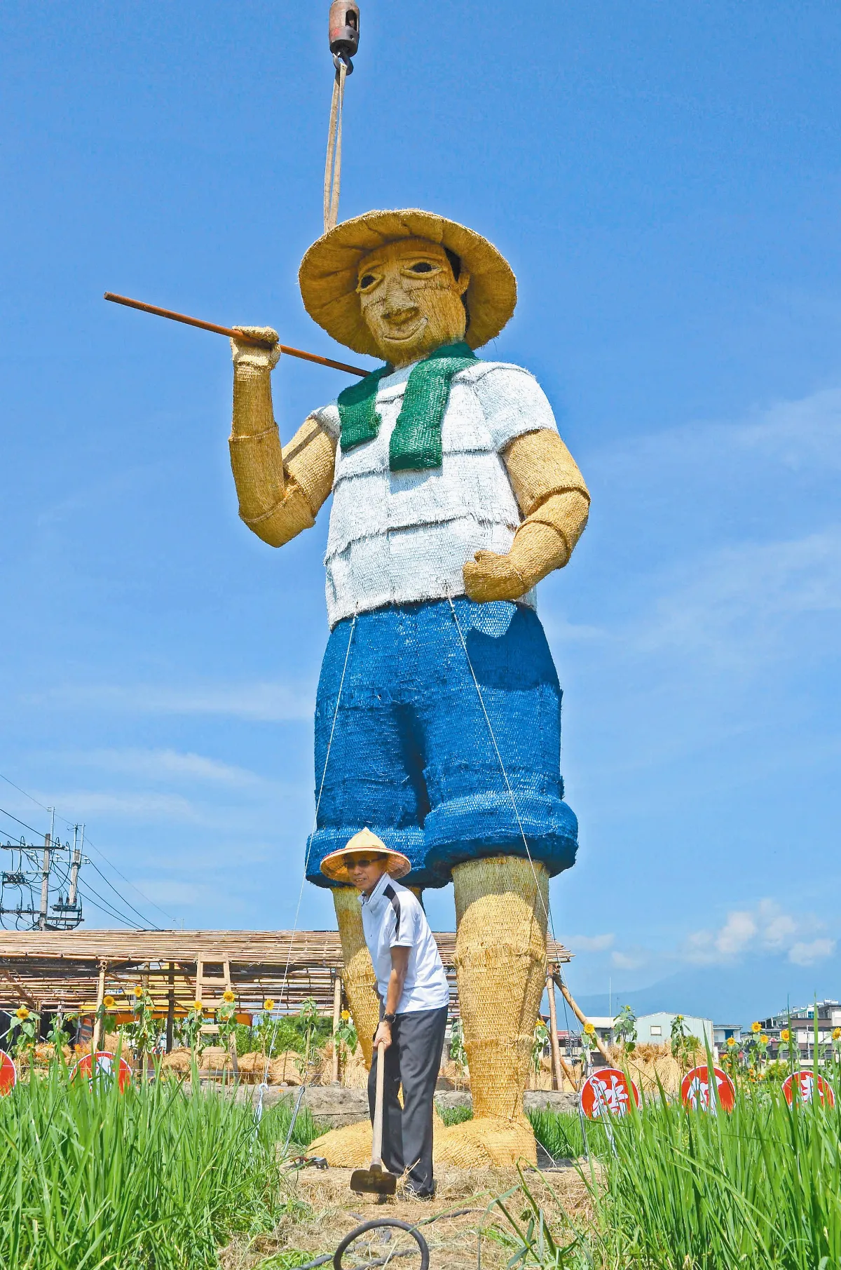 2層樓高 稻草農夫亮相