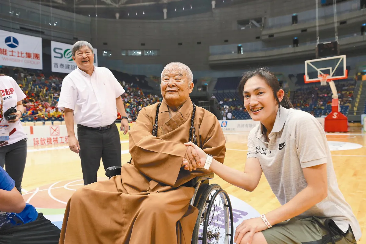 大師現身巨蛋 全場振奮